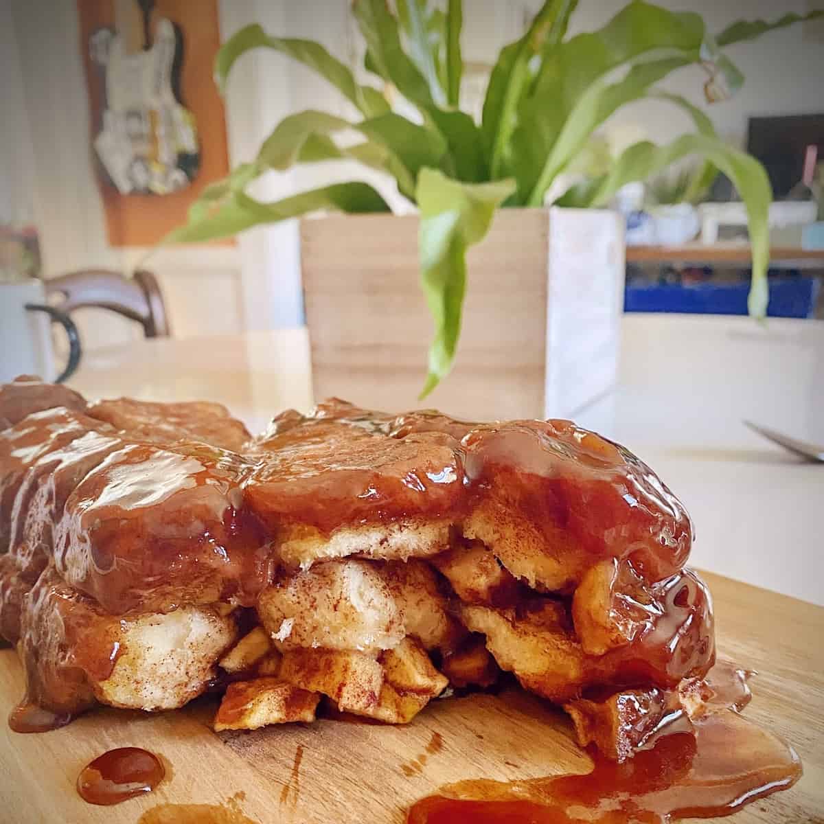 https://confessionsofagroceryaddict.com/wp-content/uploads/2020/10/apple-cinnamon-monkey-bread-square-hero.jpeg